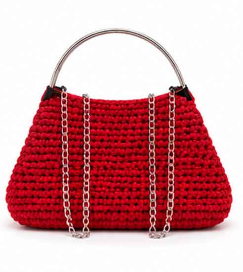 Bolsa de Crochê Vermelha com Alça Metálica e Correntes